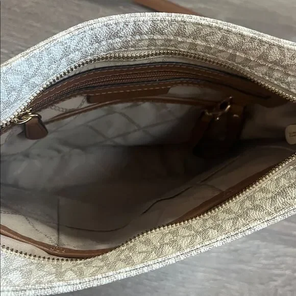 Michael Kors Jet Set Travel Large Logo Messenger Bag - Picture 11 of 15